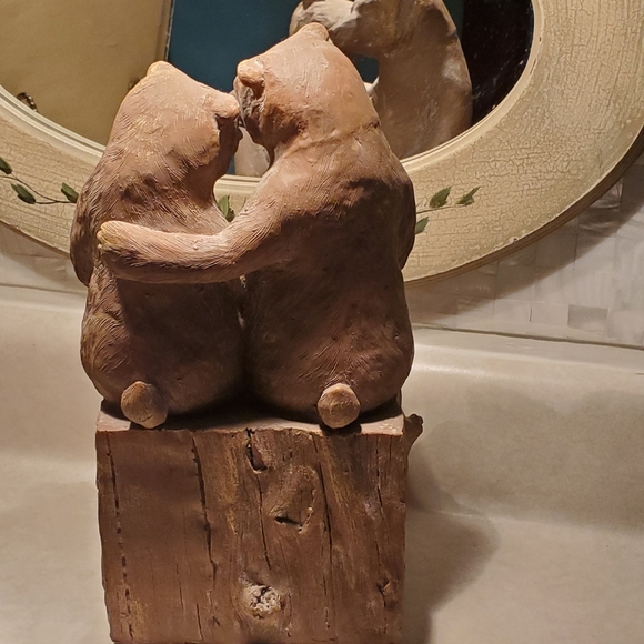 Romantic Bear Couple Tender Moment resin statue - Picture 5 of 8